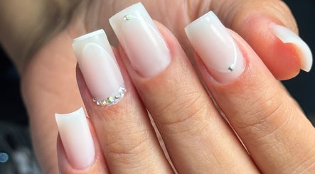 Unhas delicadamente decoradas por Larissa Bueno Nail Designer em Paços De Ferreira, Porto, PT.