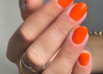 Unhas laranja vibrante por Larissa Bueno Nail Designer em Paços De Ferreira, Porto, PT. Brilho e estilo impecáveis.