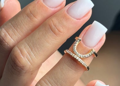 Unhas elegantes com design minimalista na Larissa Bueno Nail Designer em Paços De Ferreira, Porto, PT.