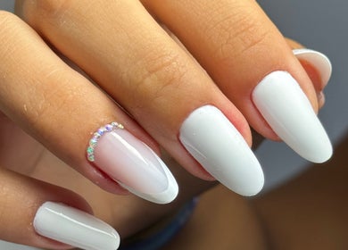 Unhas brancas com pedraria na Larissa Bueno Nail Designer, Paços De Ferreira, Porto, PT.