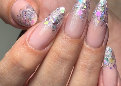 Unhas decoradas com glitter por Larissa Bueno Nail Designer em Paços De Ferreira, Porto, PT.