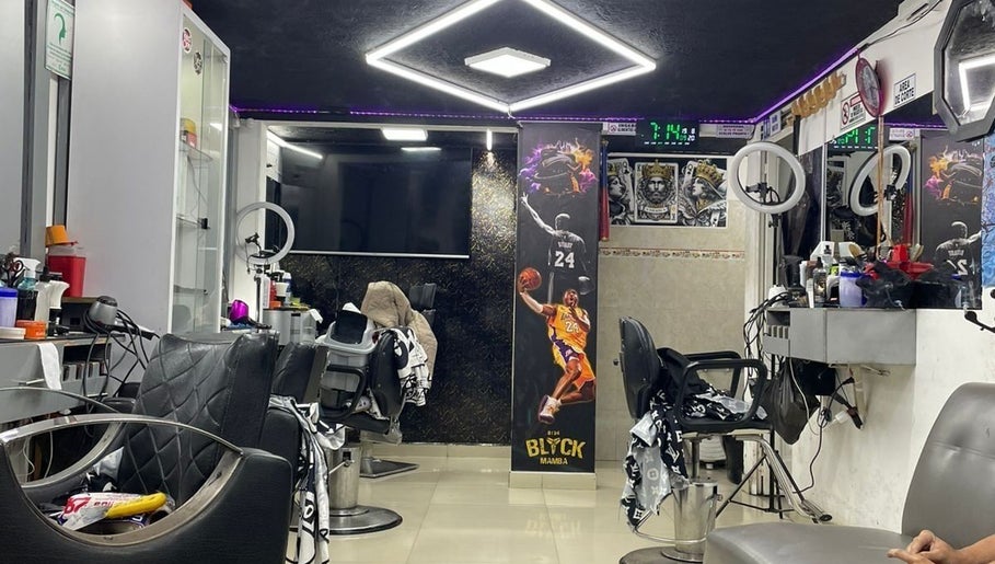 Interiores modernos de BarberSchorbogth en Bogotá, Cundinamarca, CO, mostrando sillas de barbero y decoración estilizada.