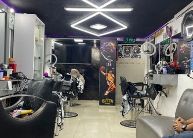 Interiores modernos de BarberSchorbogth en Bogotá, Cundinamarca, CO, mostrando sillas de barbero y decoración estilizada.