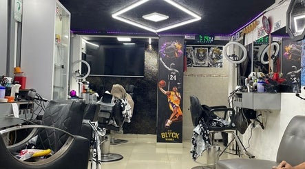 Interiores modernos de BarberSchorbogth en Bogotá, Cundinamarca, CO, mostrando sillas de barbero y decoración estilizada.