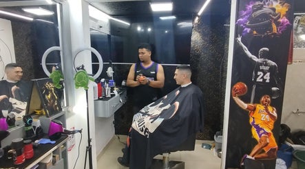 Interior de BarberSchorbogth en Bogotá, Cundinamarca, CO, con cliente y barbero en estación moderna.