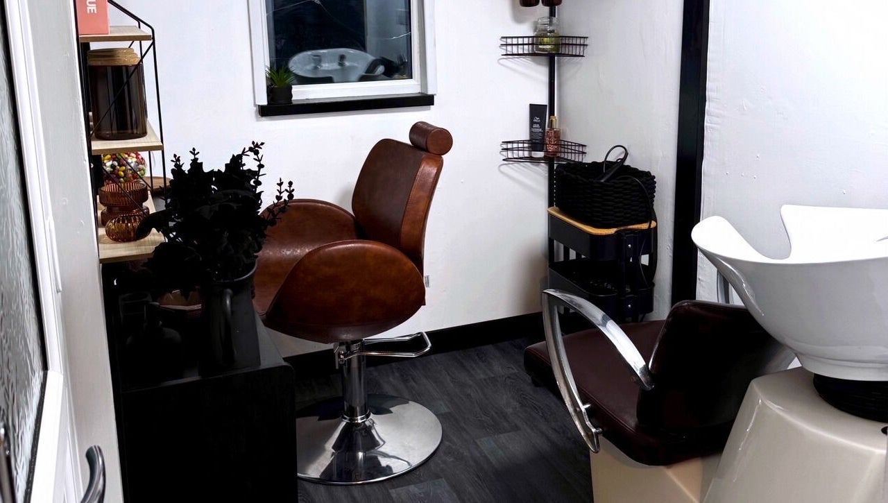 Flodrieshairstudio cozy salon area in Temple Cloud, England, GB with stylish chairs and hair-washing station.