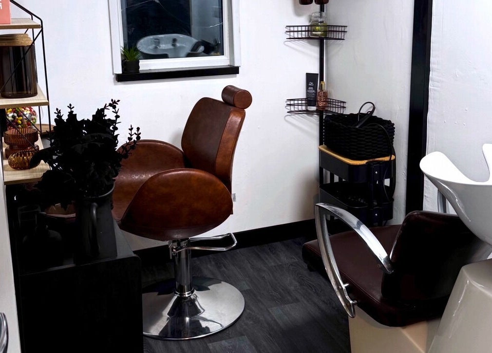 Flodrieshairstudio cozy salon area in Temple Cloud, England, GB with stylish chairs and hair-washing station.