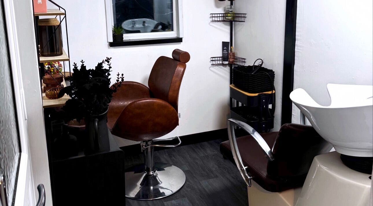 Flodrieshairstudio cozy salon area in Temple Cloud, England, GB with stylish chairs and hair-washing station.