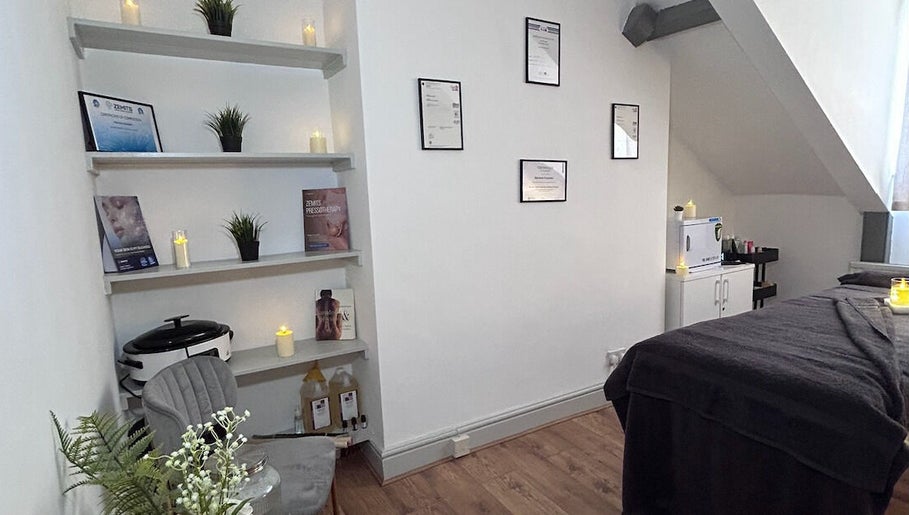 Calm treatment room at Wellness by Mariana in Southampton, England, GB, with plants and cozy decor.