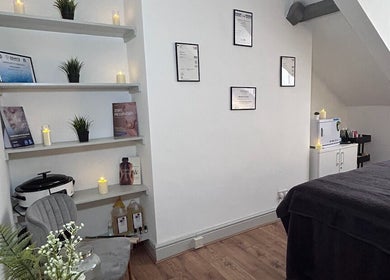 Calm treatment room at Wellness by Mariana in Southampton, England, GB, with plants and cozy decor.