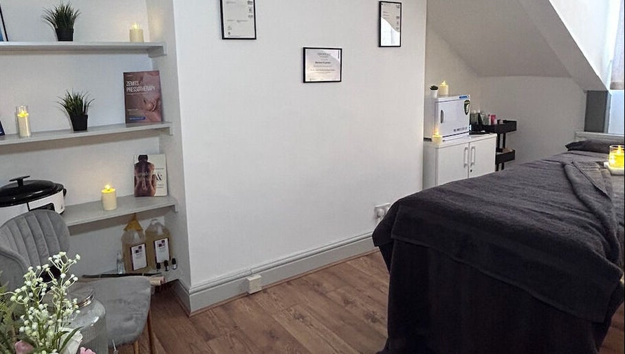 Relaxing treatment room at Wellness by Mariana, Southampton, England, GB, with candles and soft lighting.