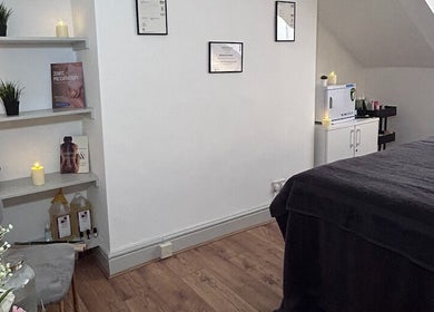 Relaxing treatment room at Wellness by Mariana, Southampton, England, GB, with candles and soft lighting.