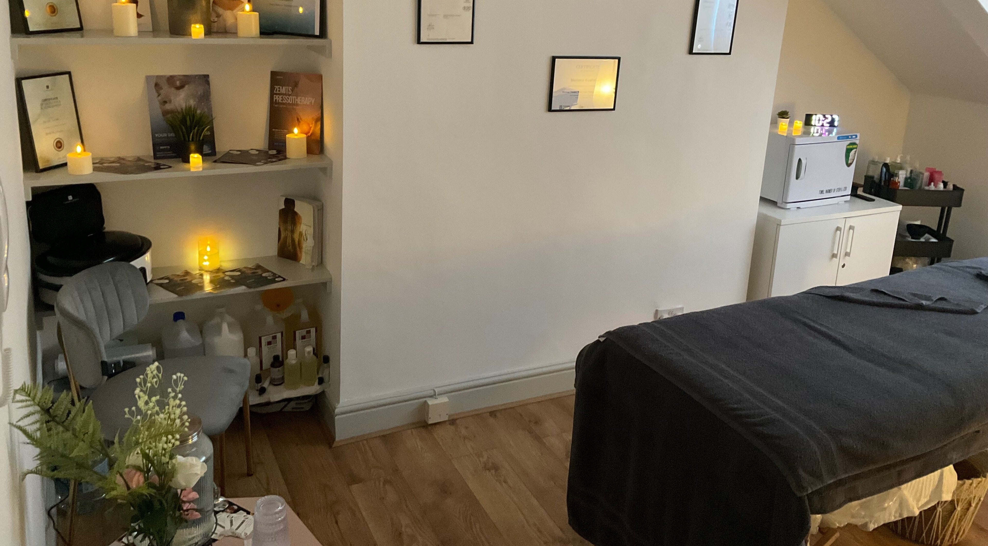 Cozy wellness treatment room at Wellness by Mariana, Southampton, England, GB, adorned with candles and soft lighting.