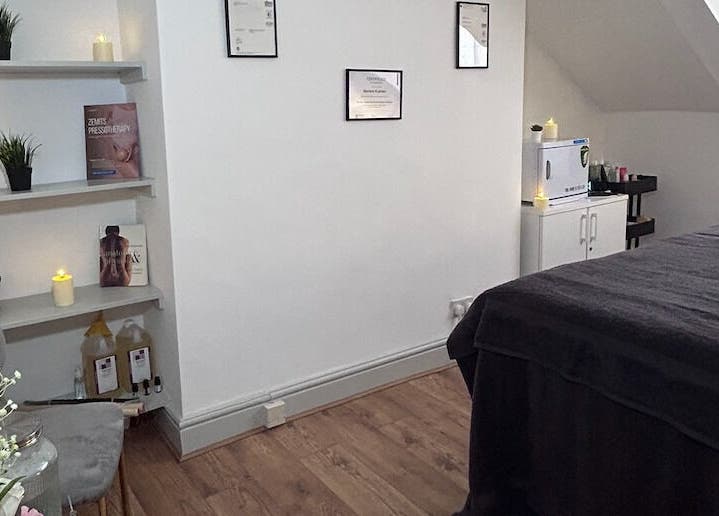 Cozy treatment room at Wellness by Mariana, Southampton, England, GB with candles and decor for relaxation.