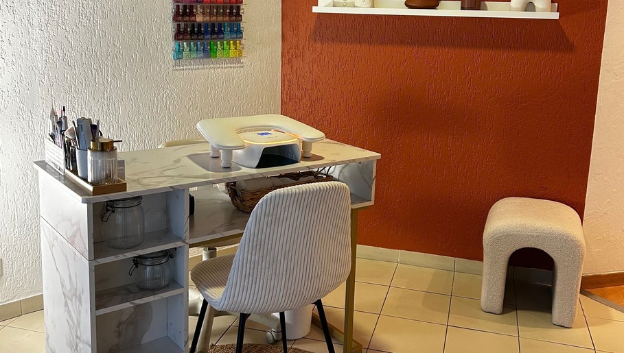 Table de manucure moderne chez Sylia beauty, Montluel, Auvergne-rhône-alpes, FR, avec mur coloré.