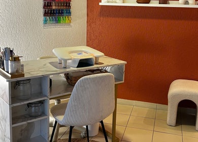 Table de manucure moderne chez Sylia beauty, Montluel, Auvergne-rhône-alpes, FR, avec mur coloré.