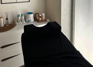 Cabine de soins à Sylia beauty, Montluel, Auvergne-rhône-alpes, FR, avec table de massage et produits.