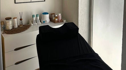 Cabine de soins à Sylia beauty, Montluel, Auvergne-rhône-alpes, FR, avec table de massage et produits.