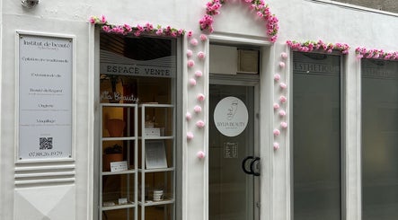 Entrée du salon Sylia Beauty décorée de fleurs roses, à Montluel, Auvergne-rhône-alpes, FR.