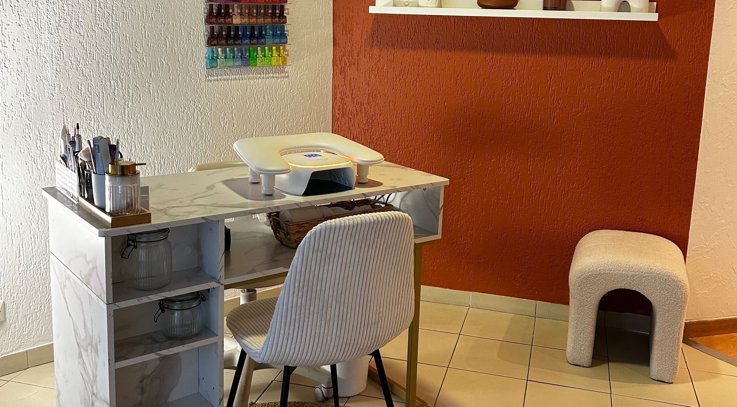 Station de manucure élégante chez Sylia Beauty, Montluel, Auvergne-rhône-alpes, FR.