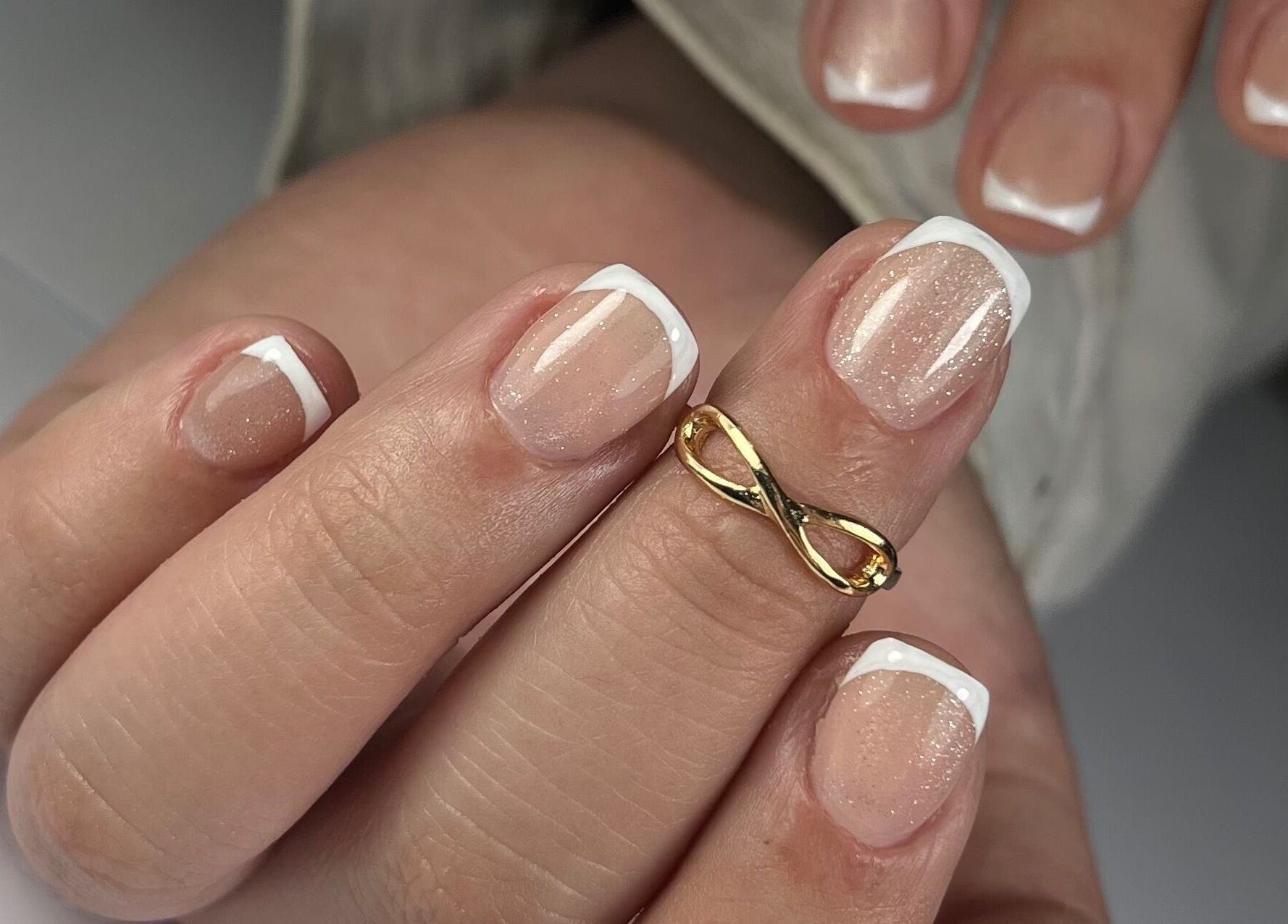 Uñas francesas elegantes en Legnarodrigueznailart, Antofagasta, Antofagasta, CL, con anillo dorado.