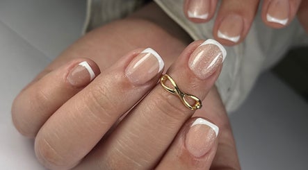 Uñas francesas elegantes en Legnarodrigueznailart, Antofagasta, Antofagasta, CL, con anillo dorado.