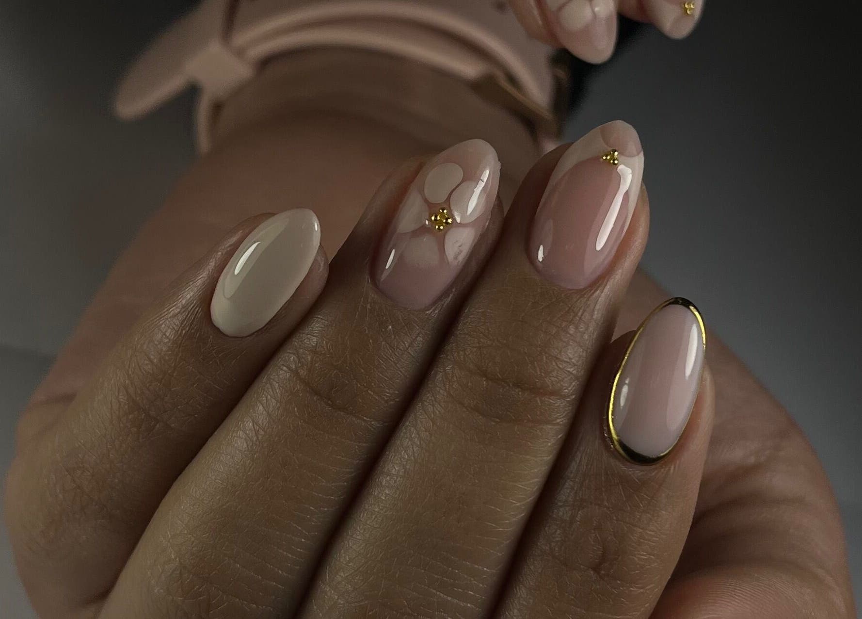 Arte de uñas elegante con diseño floral y detalles dorados de Legnarodrigueznailart en Antofagasta, Antofagasta, CL.