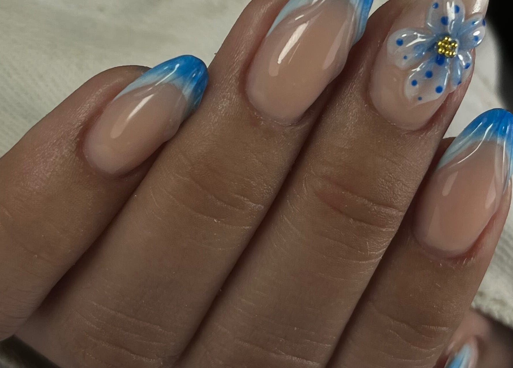 Arte de uñas con diseño floral azul en Legnarodrigueznailart, Antofagasta, Antofagasta, CL.