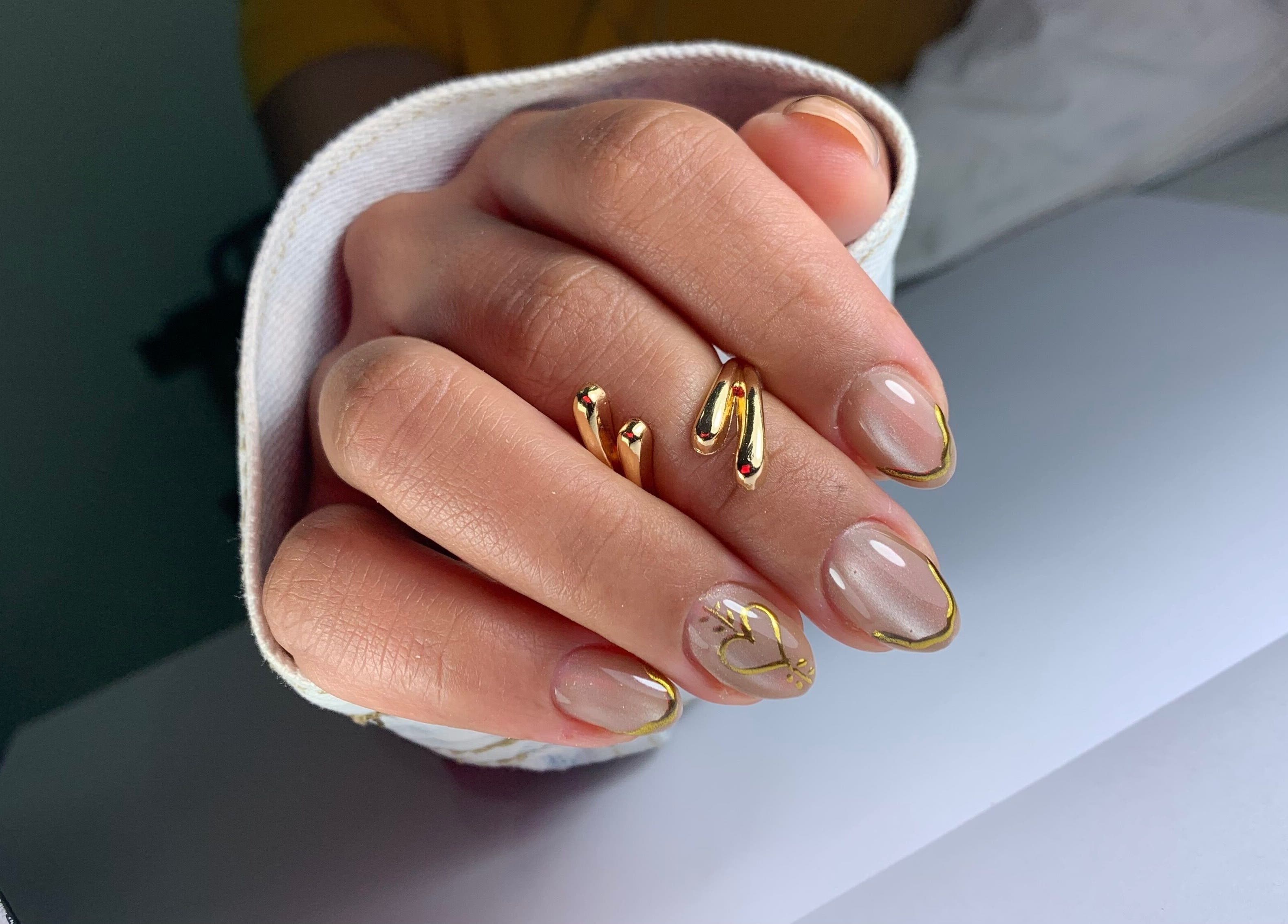 Manicura elegante con detalles dorados en Legnarodrigueznailart, Antofagasta, Antofagasta, CL.