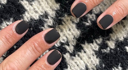 Manicura negra en Zu Nails, Miami, Florida, US. Uñas en diseño moderno.