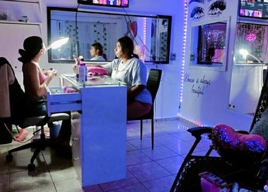 Servicio de belleza en Estudio Mel Cabrera, Allende, Veracruz, MX, con decoraciones vibrantes y atmósfera acogedora.