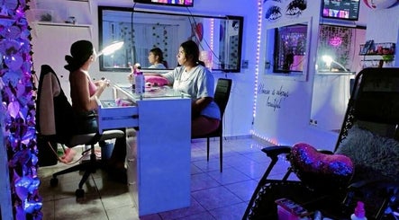 Servicio de belleza en Estudio Mel Cabrera, Allende, Veracruz, MX, con decoraciones vibrantes y atmósfera acogedora.