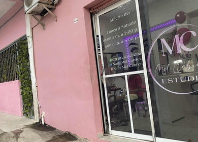 Fachada rosa de Estudio Mel Cabrera en Allende, Veracruz, MX, mostrando entrada y logotipo visible.