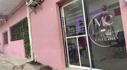Fachada rosa de Estudio Mel Cabrera en Allende, Veracruz, MX, mostrando entrada y logotipo visible.