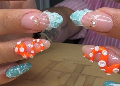 Manucure artistique à L’atelier LH, Cosne-cours-sur-loire, Bourgogne-franche-comté. Ongles décorés en bleu et orange.