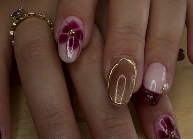Design élégant de vernis à ongles à L’atelier LH, Cosne-cours-sur-loire, Bourgogne-franche-comté, FR.