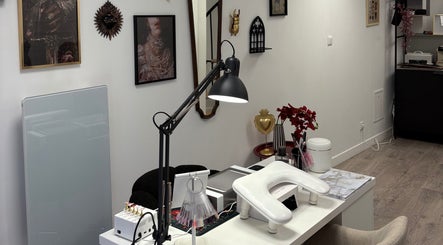 Espace beauté élégant à L’atelier LH, Cosne-cours-sur-loire, Bourgogne-franche-comté, FR. Décor moderne.