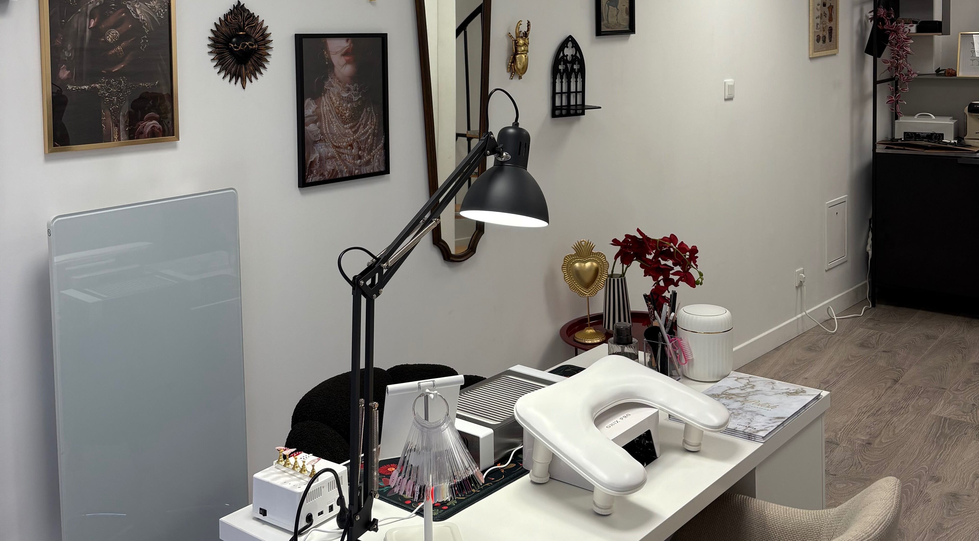 Poste de manucure élégant chez L’atelier LH, Cosne-cours-sur-loire, Bourgogne-franche-comté, FR.