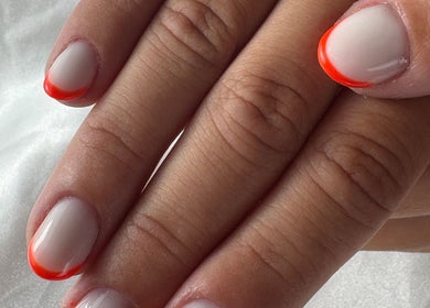 Ongles soignés avec pointe rouge à mc prothésiste ongulaire, Ombrée D'anjou, Pays De La Loire, FR.