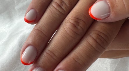Ongles soignés avec pointe rouge à mc prothésiste ongulaire, Ombrée D'anjou, Pays De La Loire, FR.