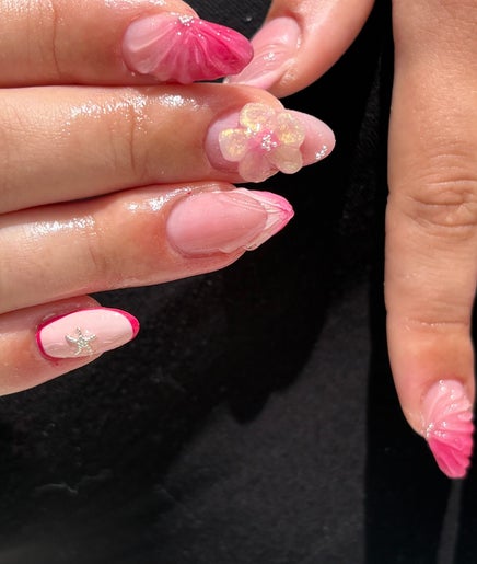 Nail art floral rose chez mc prothésiste ongulaire, Ombrée D'anjou, Pays De La Loire, FR.