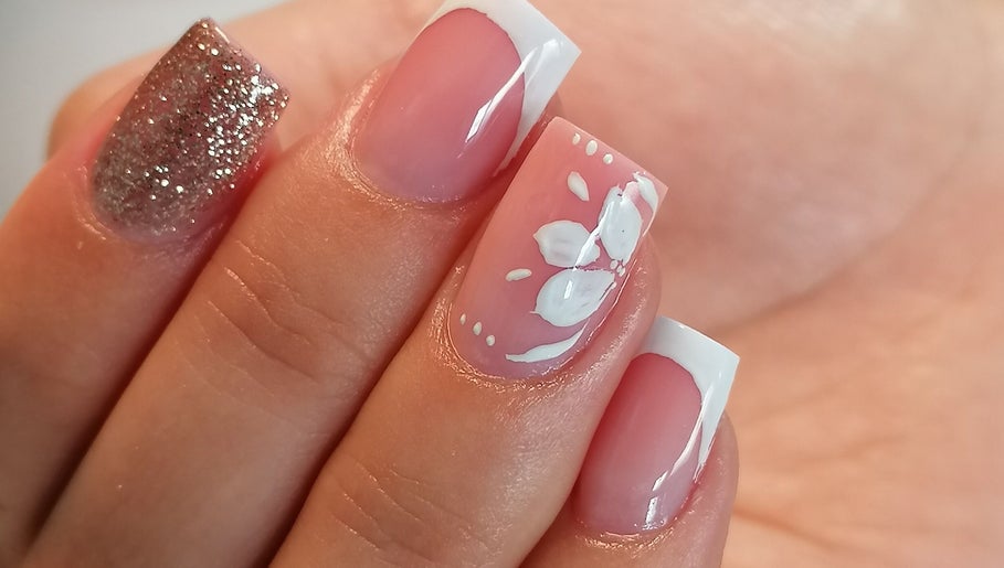 Design de unhas com glitter e flores na Estetica_unhas_alita em Barreiro, Setúbal, PT.