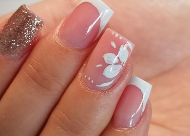 Design de unhas com glitter e flores na Estetica_unhas_alita em Barreiro, Setúbal, PT.