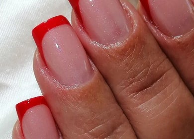 Unhas vermelhas elegantes no Estetica_unhas_alita em Barreiro, Setúbal, PT.