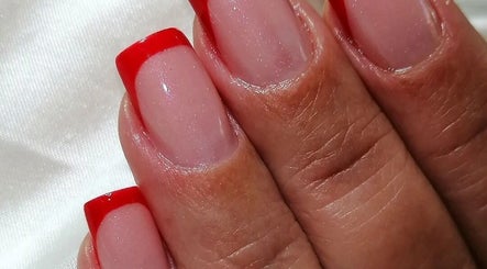 Unhas vermelhas elegantes no Estetica_unhas_alita em Barreiro, Setúbal, PT.