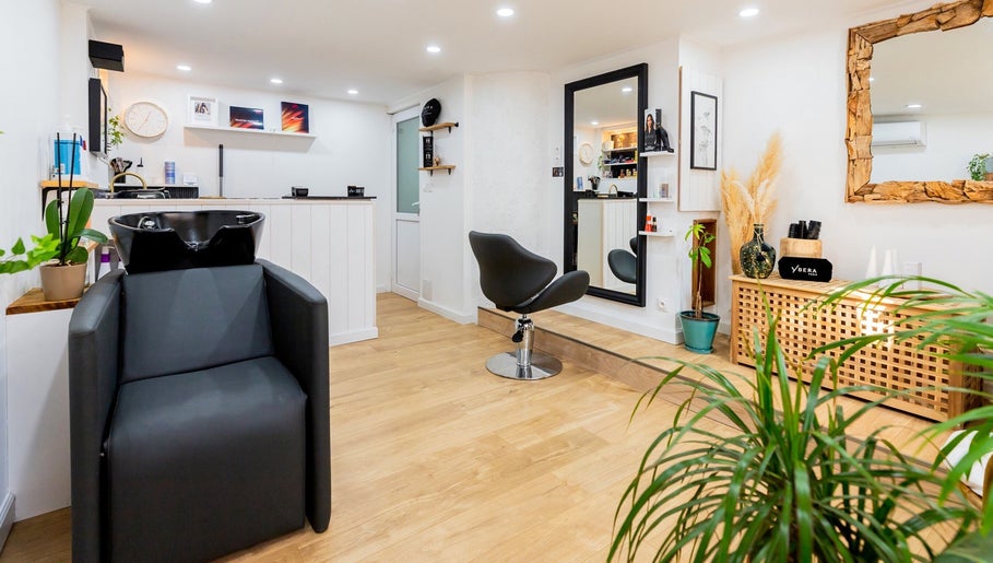 Intérieur élégant du Salon Belinda Moco à Saint-quentin-fallavier, Auvergne-rhône-alpes, FR, ambiance moderne.