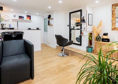 Intérieur élégant du Salon Belinda Moco à Saint-quentin-fallavier, Auvergne-rhône-alpes, FR, ambiance moderne.