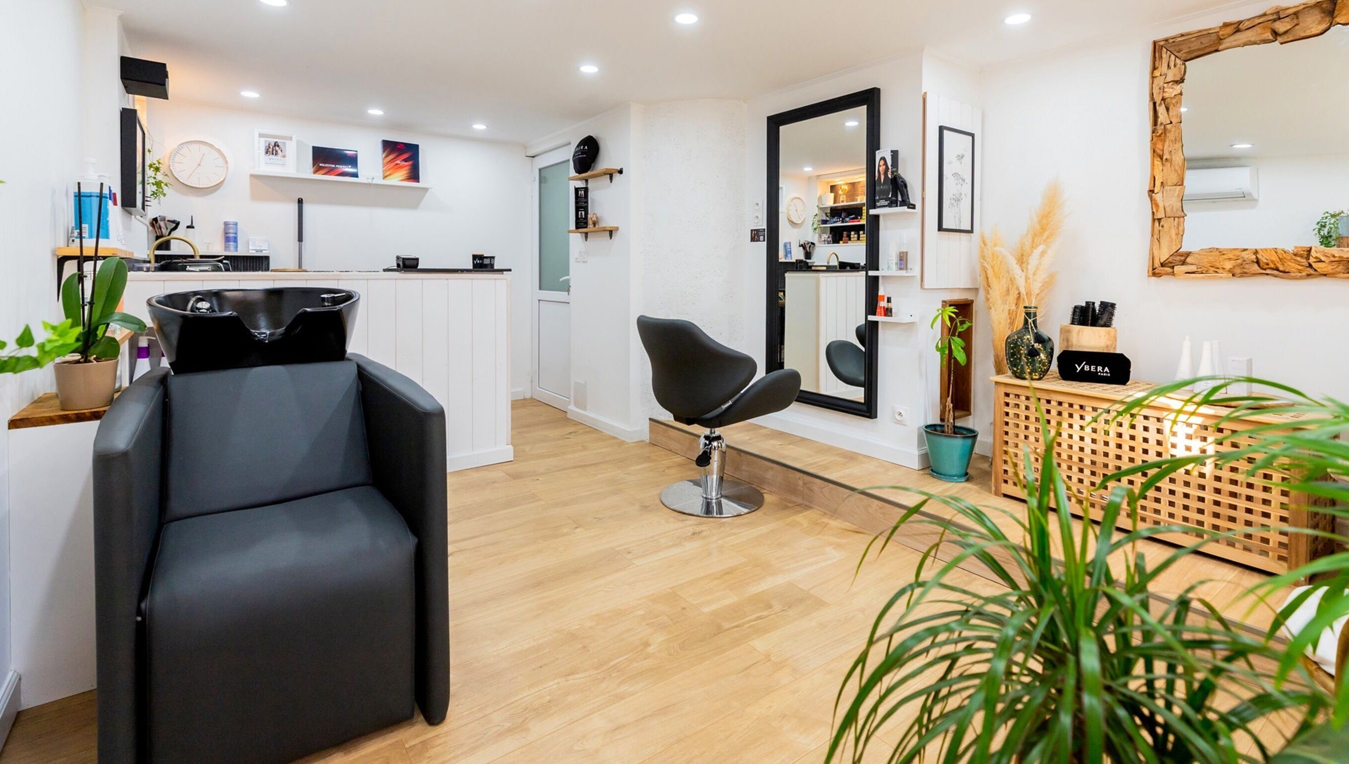 Intérieur moderne de Salon Belinda Moco à Saint-quentin-fallavier, Auvergne-rhône-alpes, FR avec fauteuils élégants.