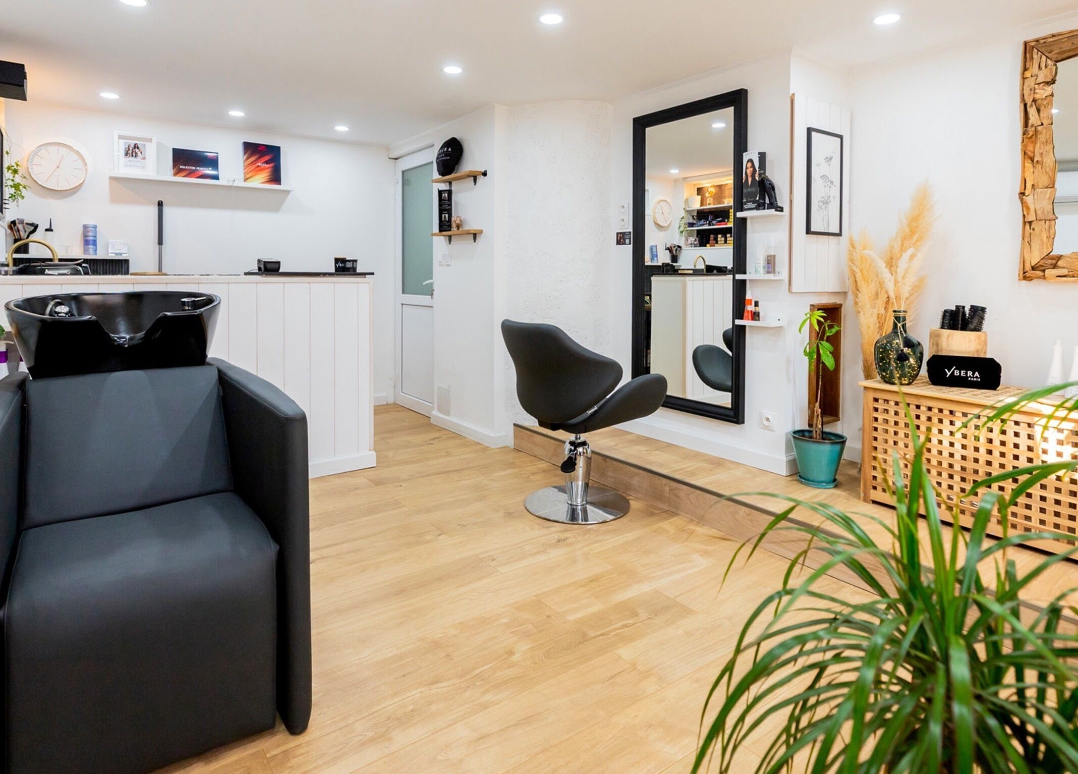 Intérieur moderne de Salon Belinda Moco à Saint-quentin-fallavier, Auvergne-rhône-alpes, FR avec fauteuils élégants.