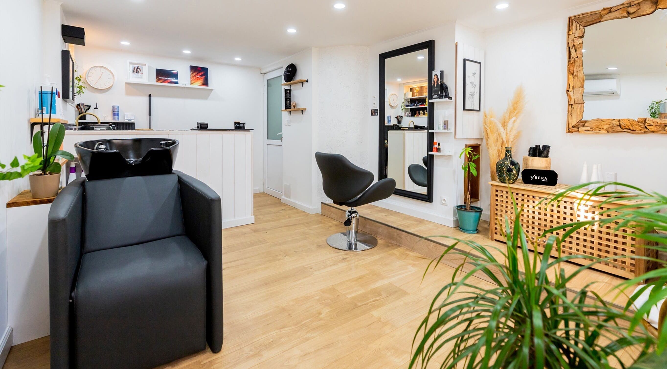 Intérieur moderne de Salon Belinda Moco à Saint-quentin-fallavier, Auvergne-rhône-alpes, FR avec fauteuils élégants.